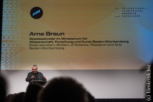Aber zuerst eine Grußrede vom Staatssekretär für Kunst BW