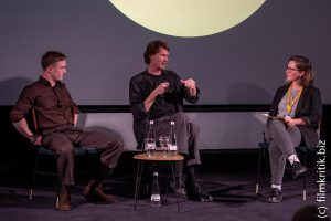 Regisseur Steffen Goldkamp vom Film Regen fiel auf nichts Neues (m) mit seinem Hauptdarsteller Noah Sayenko